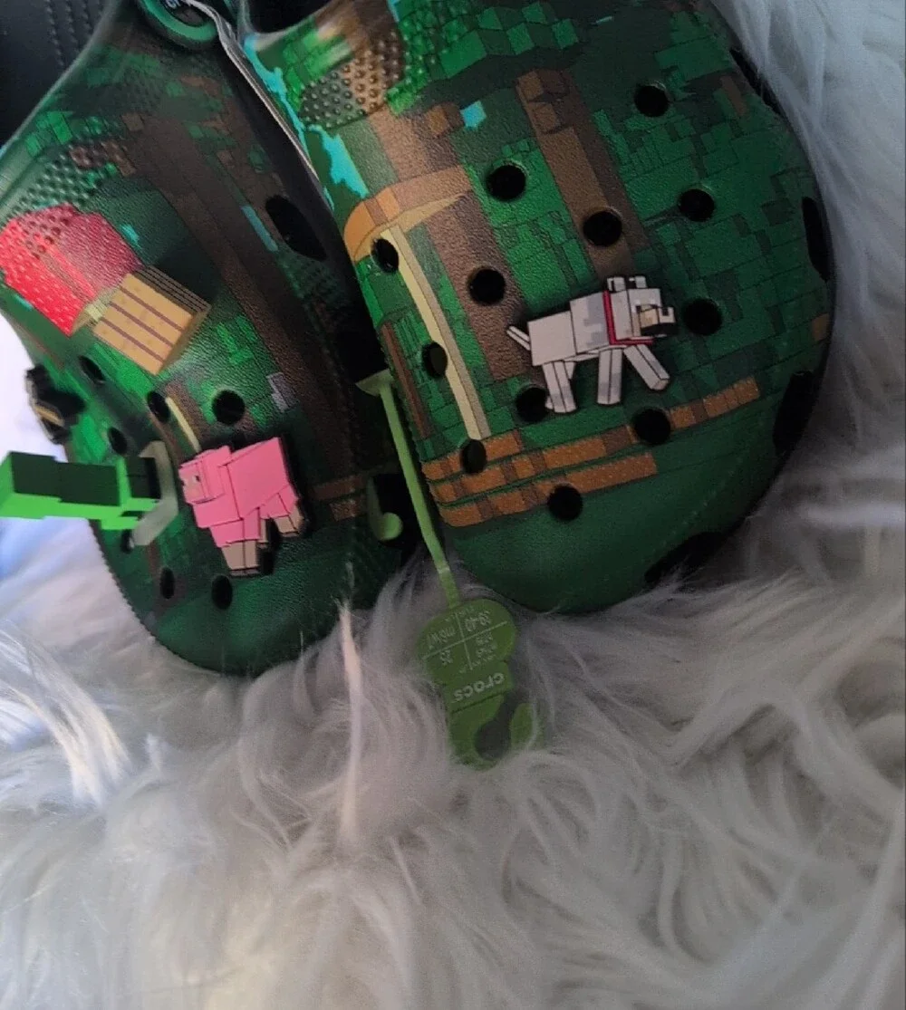 CROCS Unisex Adult Green Minecraft Clogs with Game Charms
